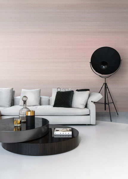 Wohnzimmer mit Sofa, Couchtisch und Stehlampe