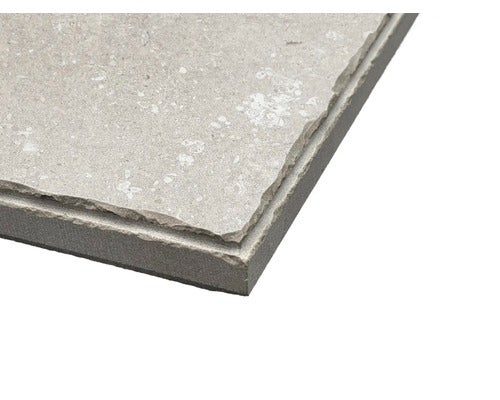 Nahaufnahme einer hellen Betonplatte mit rauer Oberfläche