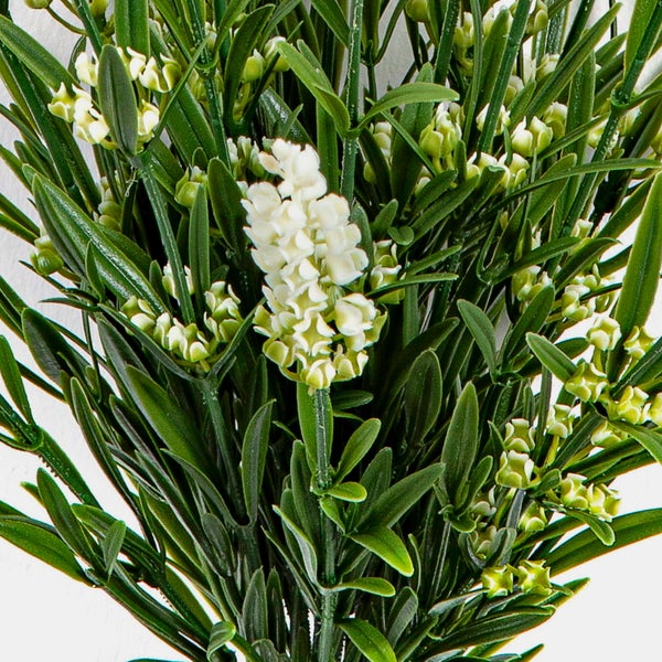 Künstlicher Lavendelzweig mit grünen Blättern und weißen Blüten.
