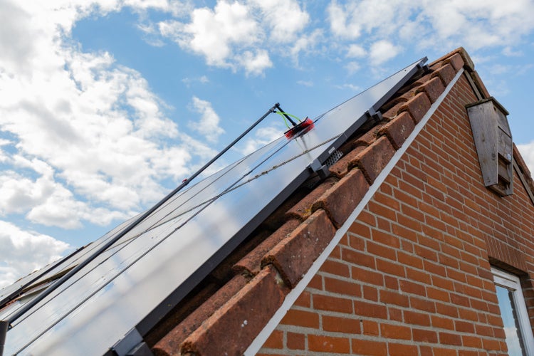 Rasterdecke mit integrierter quadratischer Leuchte