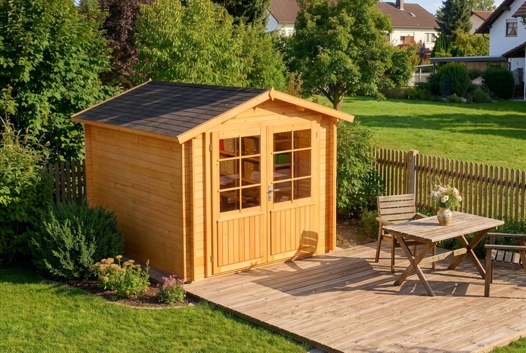 Gartenhaus aus Holz mit Doppeltür und Satteldach auf einer Holzterrasse im Garten.