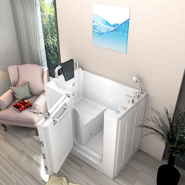 Begehbare Badewanne mit Sitz und offener Tür in Badezimmerumgebung