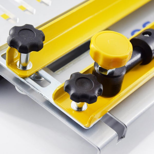 Detailansicht einer Fliesenschneidmaschine mit Feststellschrauben