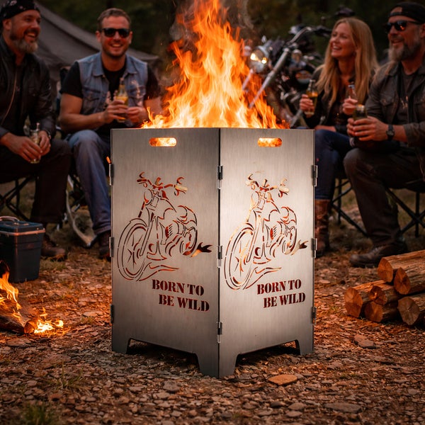 Feuerstelle mit Motorradmotiv und Schriftzug Born to be wild im Freien mit Personen