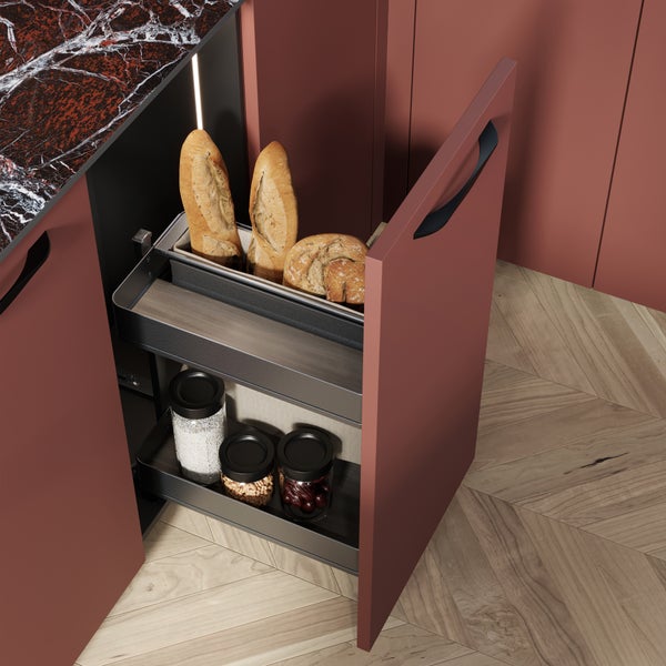 Zweistöckiger Auszug für Küchenunterschränke mit Brot und Vorratsgläsern, eingebaut in einen Schrank mit Arbeitsplatte in Steinoptik.