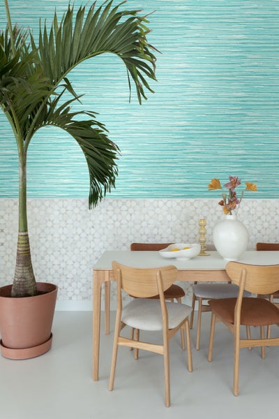 Esszimmer mit Esstisch, Stühlen, Zimmerpflanze und Dekoration