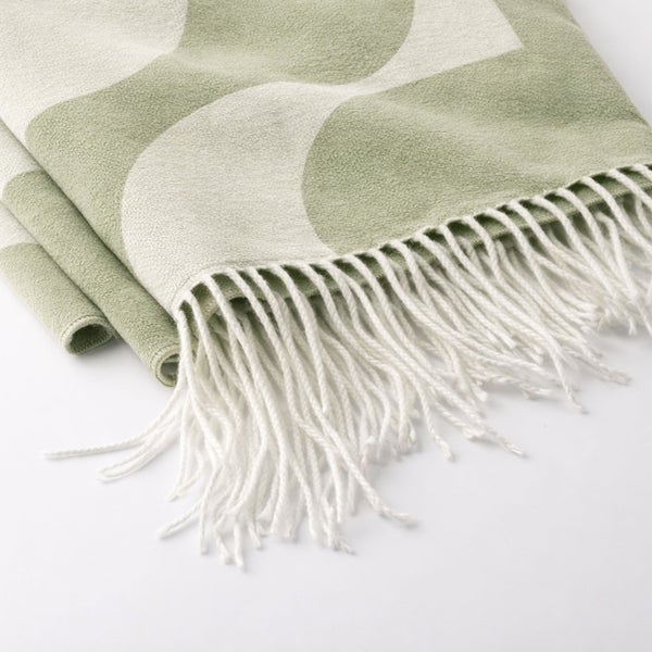 Decke mit geometrischem Muster und Fransen