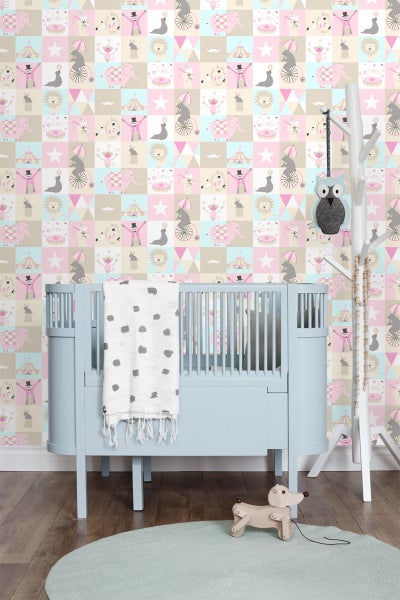 Dekoratives Kinderzimmer mit Kinderbett, Spielzeug und Zirkusmotiv-Tapete