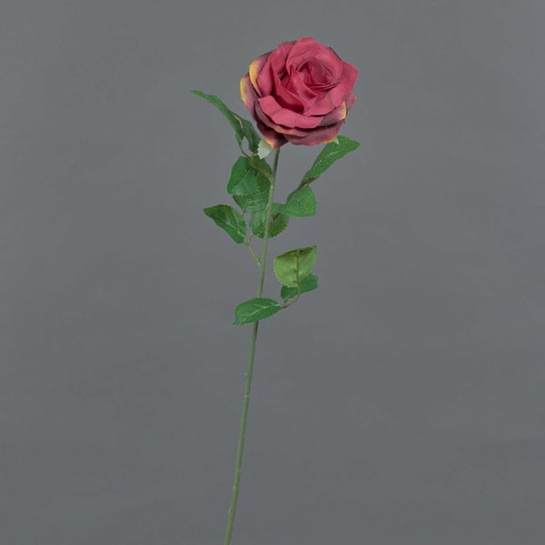 Künstliche Rose am Stiel mit dunkelroter Blüte und grünen Blättern.