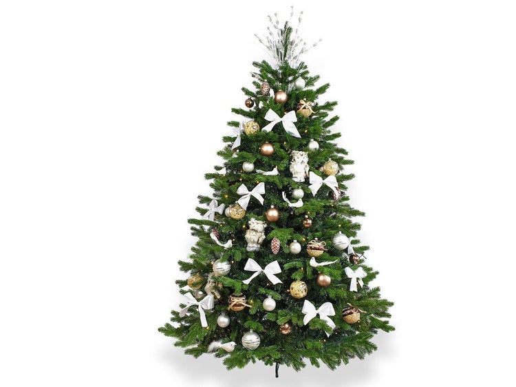 Geschmückter künstlicher Weihnachtsbaum mit Lichterkette, Kugeln, Schleifen und Figuren als weihnachtliche Dekoration.