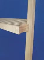 Detailansicht einer Steckverbindung bei einem Holzregal aus unbehandeltem Nadelholz mit Lamellenboden.