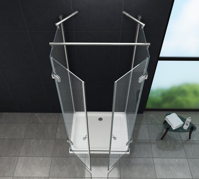 Begehbare Dusche mit Glasabtrennung und Duschwanne im Badezimmer.