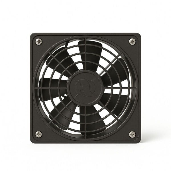 Quadratischer Axialventilator in Schwarz mit sieben Flügeln, Schutzgitter und vier Befestigungsschrauben in den Ecken.