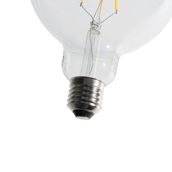 Nahaufnahme einer LED Filament Glühbirne mit E27 Fassung, transparentem Glaskörper und sichtbaren Leuchtfäden.