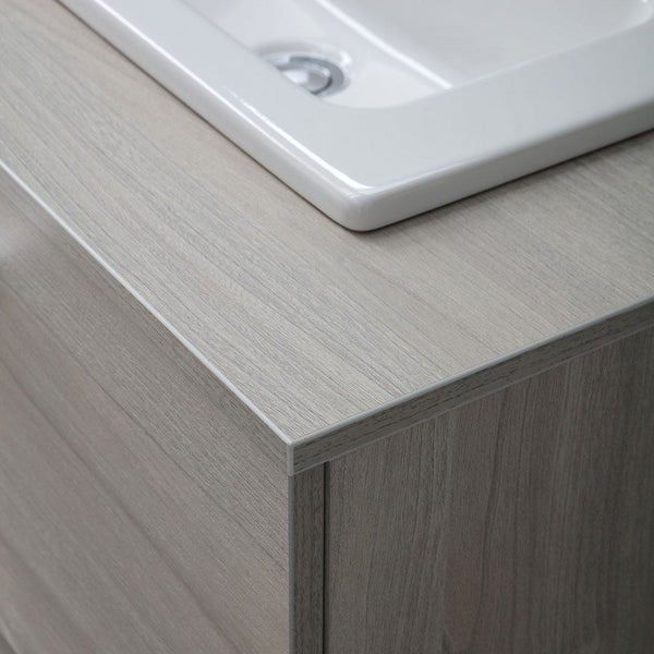 Detailaufnahme eines Waschbeckens auf einem Badezimmerschrank mit Holzstruktur