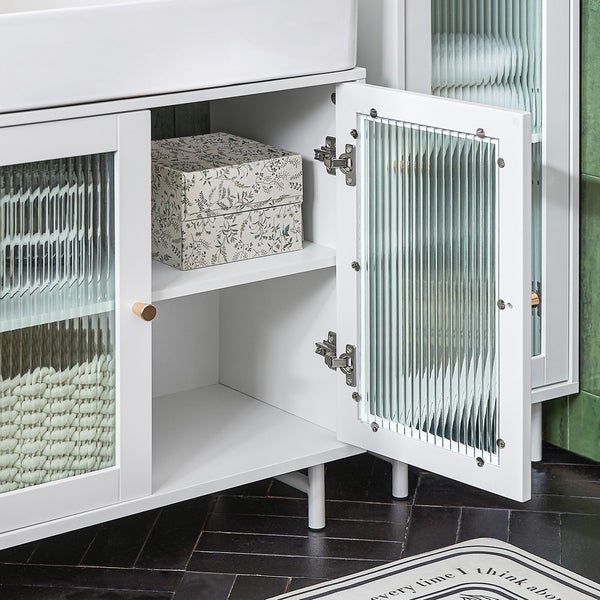 Badezimmermöbel mit offenem Fach und geriffeltem Glas