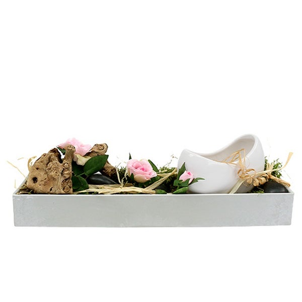 Dekoratives Gesteck in grauer rechteckiger Betonschale mit rosa Rosen, Holz, Moos und kleiner weißer Keramikschale.