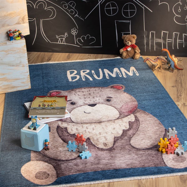Kinderspielteppich mit Bärenmotiv und Schriftzug Brumm für das Kinderzimmer.