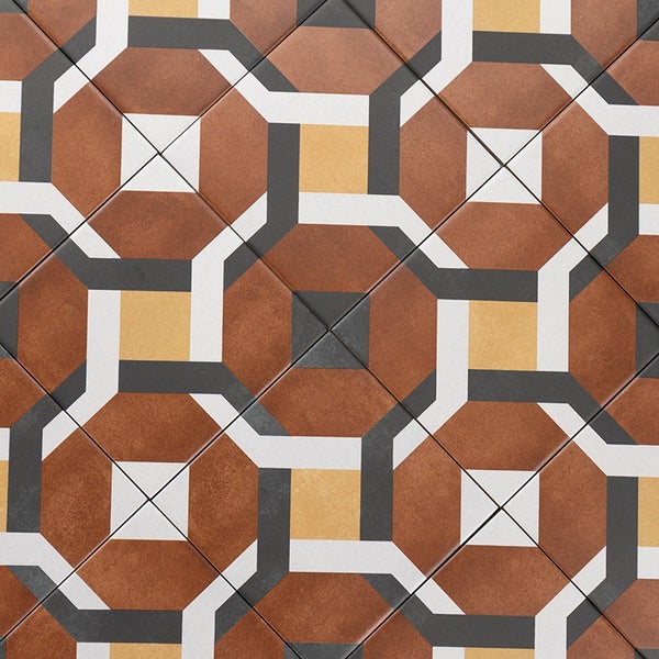 Bodenfliesen mit geometrischem Muster aus braunen, beigen, grauen und weißen Segmenten in einer verlegten Fläche.