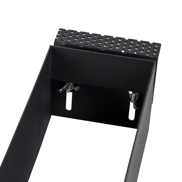 Schwarze Metallhalterung mit gelochter Oberseite und Flügelschrauben zur Befestigung.