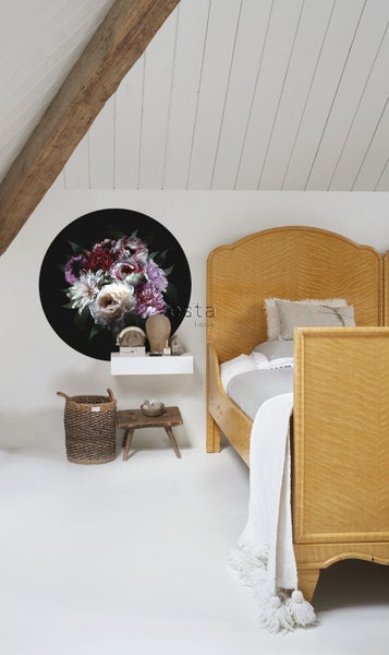 Schlafzimmer mit rundem Blumenwandtattoo, Bett und dekorativen Elementen.