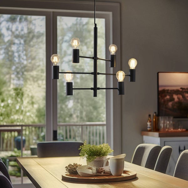 Schwarze Hängeleuchte mit sechs Leuchten über Esstisch