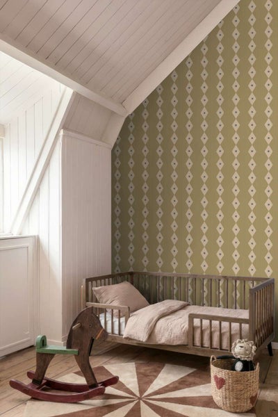 Kinderzimmer mit Tapete in Rautenmuster und Streifenoptik, Holzbett, Schaukelpferd und dekorativem Teppich.