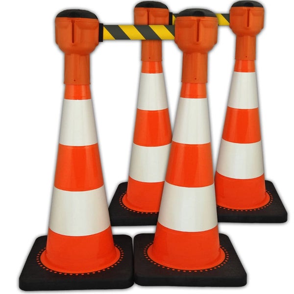Vier Leitkegel mit Warnbändern zur Absperrung.