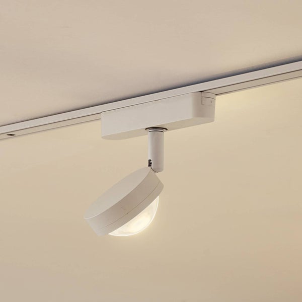 Weißer LED-Strahler für Schienensystem, rundes Design, an der Decke montiert und beleuchtet.