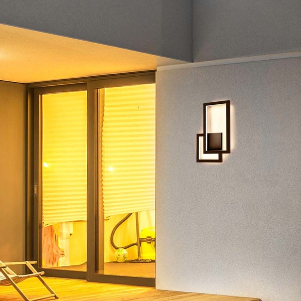 Moderne Wandleuchte mit geometrischem Design an einer Hauswand