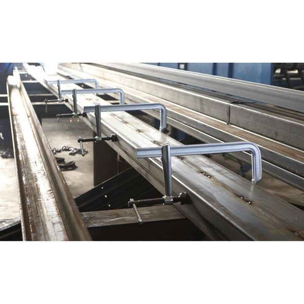 Mehrere Schraubzwingen fixieren Metallträger.