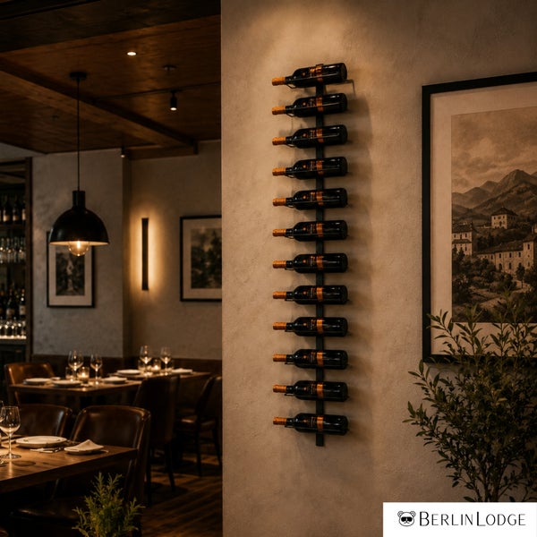 Vertikales Wand-Weinregal aus Metall mit mehreren Weinflaschen in einem eleganten Speiseraum, Berlin Lodge Logo.