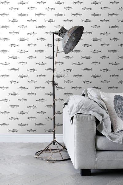 Wohnraum mit Tapete mit Fischmuster, Stehlampe und Sofa