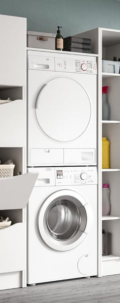 Waschmaschine und Trockner in einem weißen Schrankregal als platzsparende Turmlösung für den Hauswirtschaftsraum.