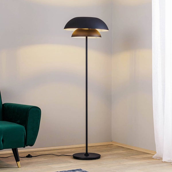 Stehlampe mit zwei Schirmen im Wohnzimmer