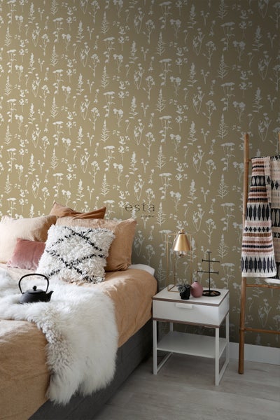 Dekoratives Schlafzimmer mit Blumentapete, Bett und Nachttisch