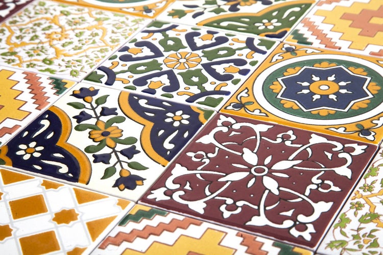 Detailansicht von Dekorfliesen mit floralen und geometrischen Mustern.