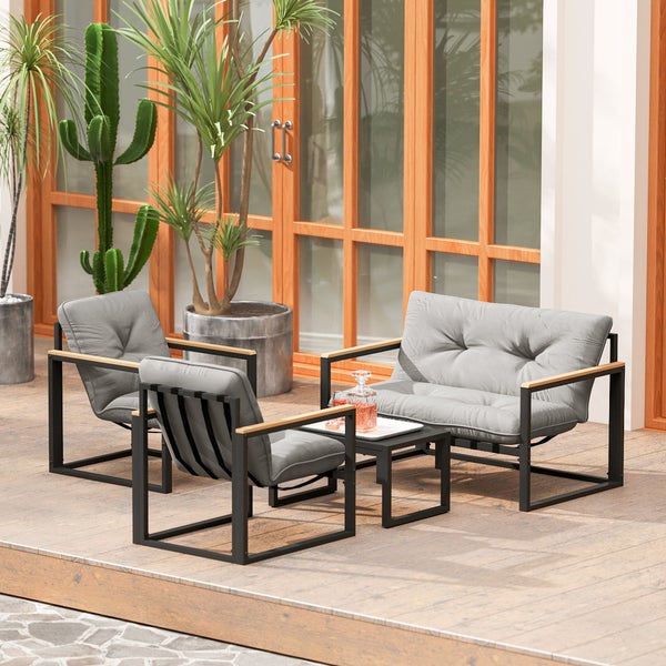 Moderne Gartenlounge mit zwei Sesseln, Sofa und Tisch, grauen Polstern, schwarzen Metallgestellen und Holzarmlehnen auf einer Holzterrasse.