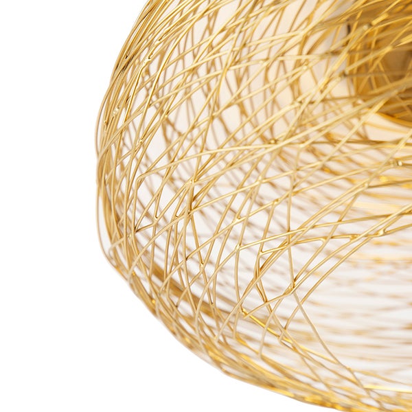 Detailaufnahme einer goldenen Draht-Hängeleuchte.