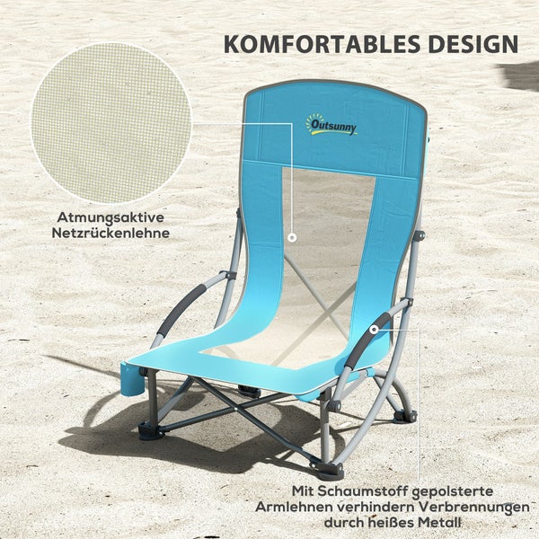 Outsunny Strandstuhl klappbar mit atmungsaktiver Netzrückenlehne und schaumstoffgepolsterten Armlehnen auf Sand.