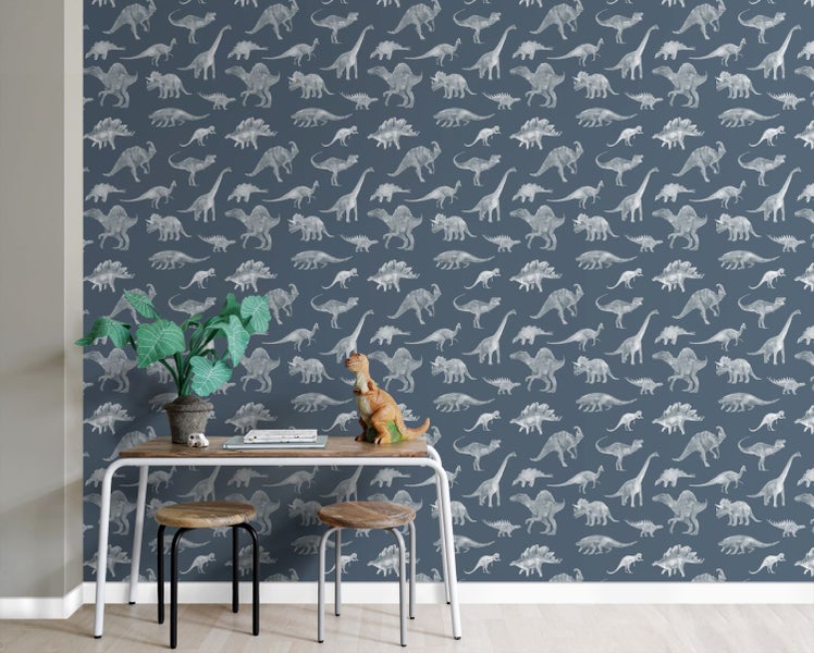 Kinderzimmer mit Dinosaurier-Tapete, Schreibtisch und Hockern.