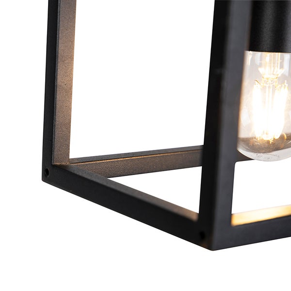 Detailaufnahme einer schwarzen Außenleuchte mit geometrischem Design und klarer Glühbirne