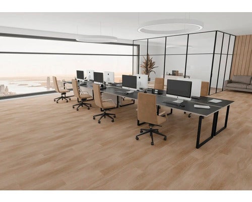 Heller, moderner Büroraum mit Bodenbelag in heller Holzoptik, Schreibtischen mit Computern und großen Fensterfronten.