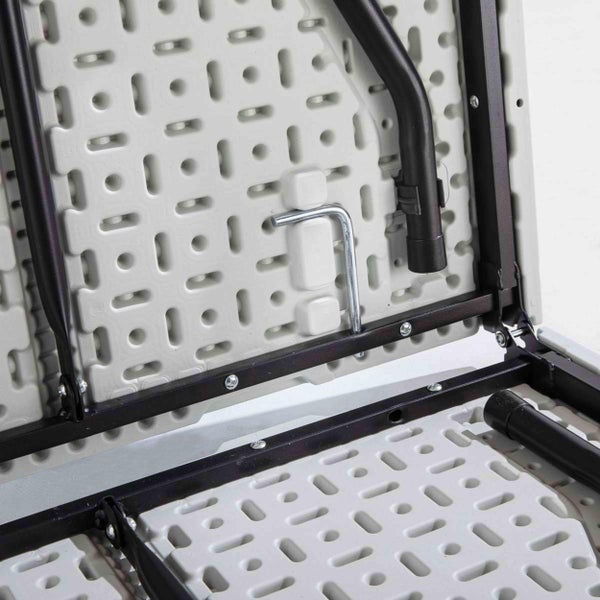 Unterseite eines Klapptischs mit Metallrahmen und verstärkter Kunststoffplatte sowie Klappmechanismus.