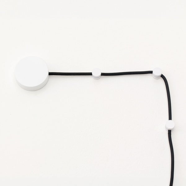 Wandleuchte mit Textilkabel und Wandbefestigungen