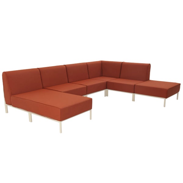 Modulares Garten-Lounge-Set in U-Form mit rostroten Polsterauflagen und hellem Metallgestell.