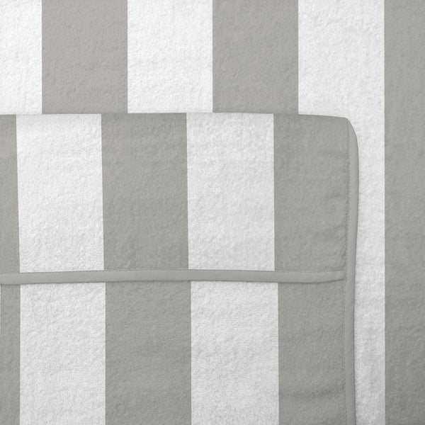 Gestreiftes Textil mit weicher Oberfläche und eingefasstem Rand.