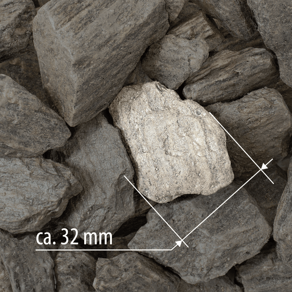 Graue Natursteine in Nahaufnahme mit einer Größenangabe von circa 32 Millimetern.