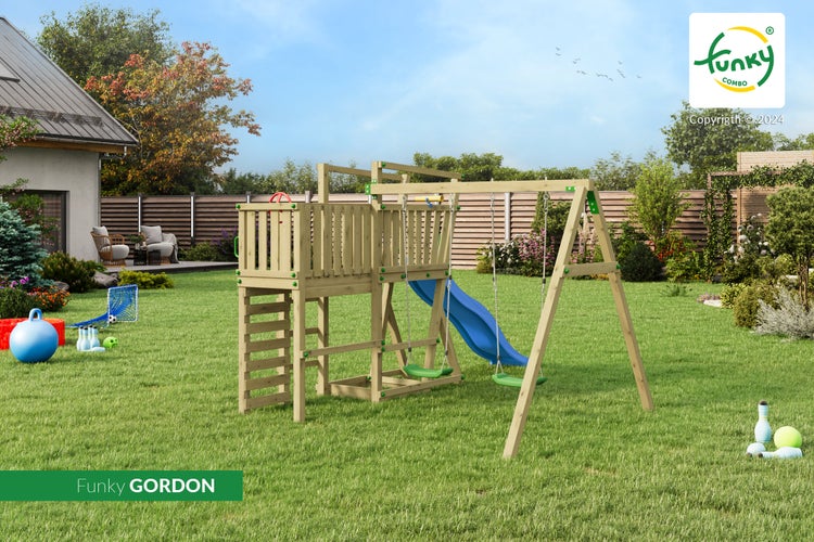 Holz-Spielgerät Funky GORDON im hellen Garten mit Kletterpodest, Leiter, Sandkasten, blauer Rutsche und zwei grünen Schaukeln.