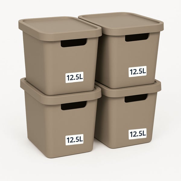 Vier Kunststoffboxen mit Deckel, je 12,5 Liter Fassungsvermögen, gestapelt
